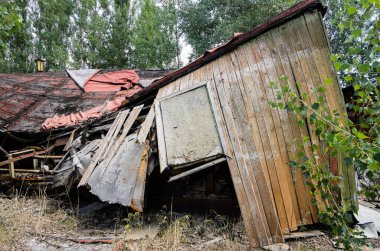 Çernobil itfaiyesi felaketten hemen sonra ayrıldı. Ön planda eski boş şişeler var. Yüksek kalite fotoğraf