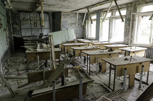 Prypiat Klassrum Med Böcker Som Ligger Golvet Tjernobyl Uteslutningszon Ukraina — Stockfoto