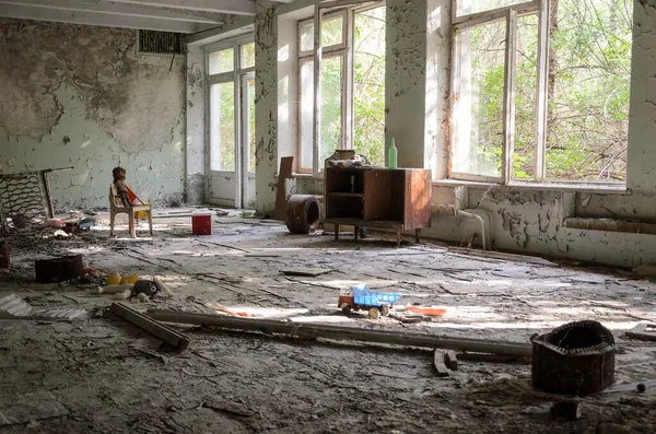 Speelkamer Een Prypiat Gebouw Een Onthoofde Pop Ligt Een Rode — Stockfoto