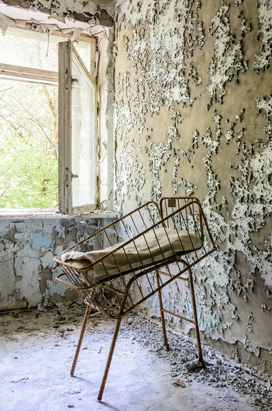 Única Enferrujada Berço Uma Sala Desintegração Maternidade Prypiat Epicentro Desastre — Fotografia de Stock