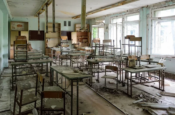 Prypiat Klassrum Med Böcker Som Ligger Golvet Tjernobyl Uteslutningszon Ukraina — Stockfoto