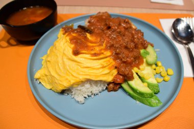 Patatesli sahanda yumurta, patates püresi, havuç sosu ve kırmızı biber, yakın çekim.