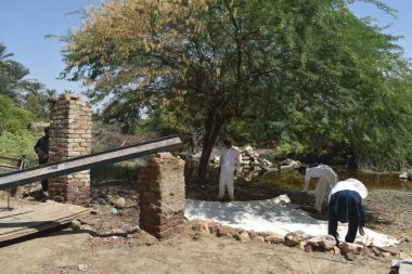 Yıkıcı seller tüm toprakları, evi ve tarımı yok etti. 