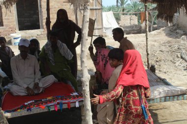 Sel, toprağı, altyapıyı ve haneleri harap ediyor ve acilen işi kolaylaştırmak gerekiyor. 