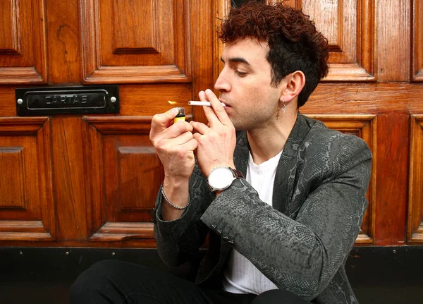 Profil Jeune Homme Affaires Européen Sérieux Fumant Cigarette Réfléchissant Concept — Photo