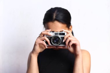 Video kamera kullanan güzel bir kızın portresi.