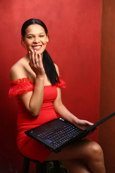 Freelancer Afro Americano Sorridente Fones Ouvido Usando Laptop Sala Estar — Fotografia de Stock