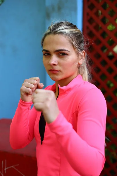 Vereinzeltes Porträt Einer Athletischen Schlanken Athletischen Frau Trainingskleidung Die Die — Stockfoto