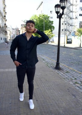 Modern saçlı, sorumluluk sahibi çekici bir adamın portresi akıllı telefondan önemli bir konuşma yapıyor.