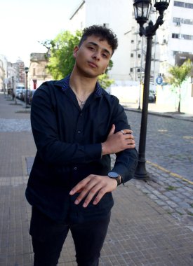 Modern saçlı, sorumluluk sahibi çekici bir adamın portresi akıllı telefondan önemli bir konuşma yapıyor.