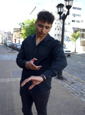 Modern saçlı, sorumluluk sahibi çekici bir adamın portresi akıllı telefondan önemli bir konuşma yapıyor.