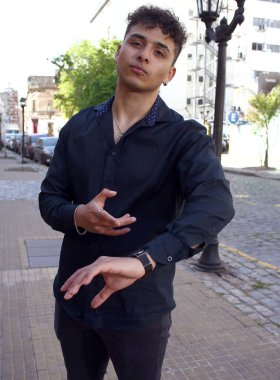 Modern saçlı, sorumluluk sahibi çekici bir adamın portresi akıllı telefondan önemli bir konuşma yapıyor.