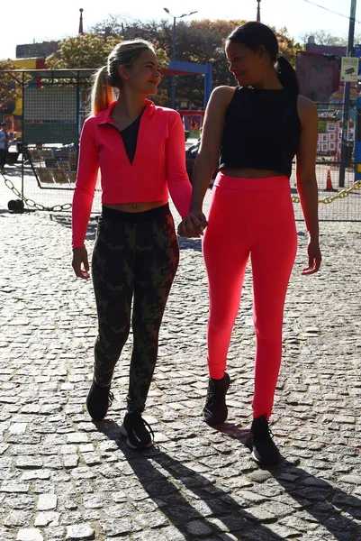 Twee Vrij Sexy Stijlvolle Cool Generatie Meisjes Lgbtq Lesbisch Paar — Stockfoto