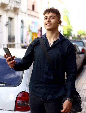 Şık Genç Kablosuz Kulaklıklar Şehir 'de Sokakta Yürüyen Cep Telefonu ile.