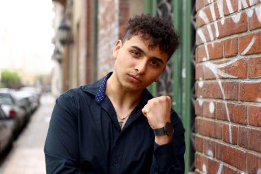 Gündelik giyinen genç adam bir soru hakkında endişeleniyor, endişeli ve sinirli.