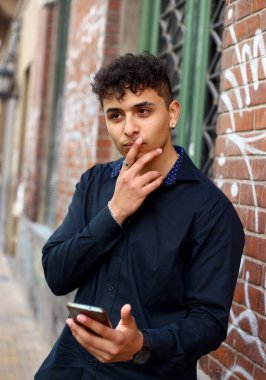 adam sokakta SMS yazıyor, 5G internet konsepti