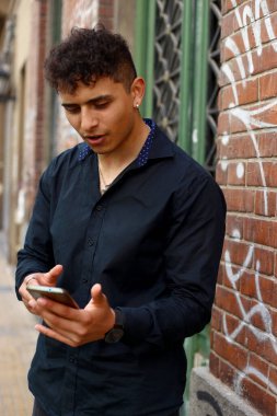 adam sokakta SMS yazıyor, 5G internet konsepti