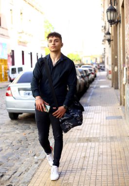 Akıllı telefon kullanan genç bir şehirli profesyonel. SMS iletisi gönderiliyor