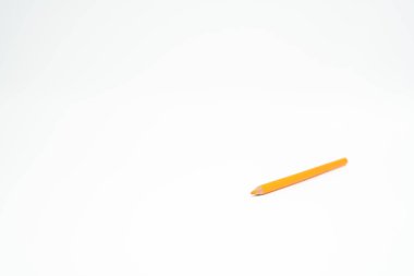 Beyaz zemin üzerinde turuncu ahşap kalem ve odak noktası (kurşun)