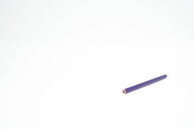Beyaz zemin üzerinde mor ahşap kalem ve ucu odaklı.