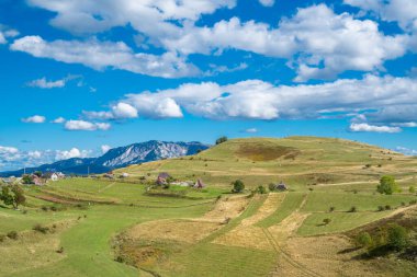 Eski bir dağ köyü. Çatıları eski fıçılardan yapılmış. Manzarası çok güzel.