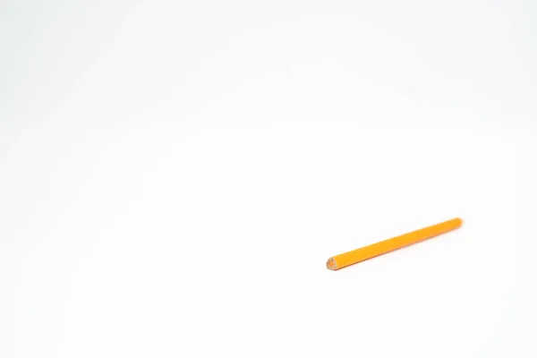白色底色的橙色木制铅笔 末端部分为焦距 — 图库照片