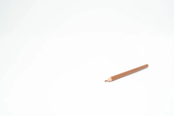 Brązowy Drewniany Ołówek Białym Tle Punktem Ołowiu Centrum Uwagi — Zdjęcie stockowe
