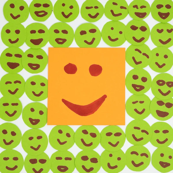 Concept Met Papieren Gezichten Met Een Glimlach Het Omringd Zijn — Stockfoto