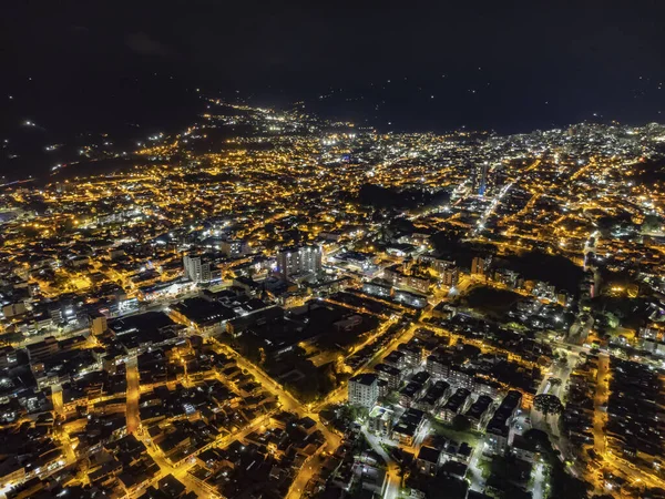 Gece ibague tolima şehrinin birçok ışık ve renkle hava görüntüsü