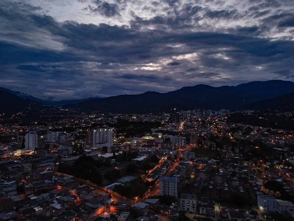 Ibague Tolima şehrinin yüksek insansız hava aracı görüntüsü.
