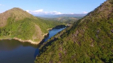 Kolombiya 'daki Prado Tolima barajının mavi gökyüzü insansız hava aracı ile çevrelenmiş görüntüsü.