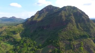 Dağların güzel manzarası dağların havadan çekilmiş görüntüleri ve Kolombiya 'nın dağlık manzarası. İnsansız hava aracı dev kayalardan görülmüş. Etrafında mavi gökyüzü ve gürültüsüz seçici bir odak noktası var.