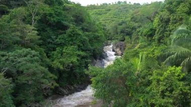 Hava aracı nehir üzerinde güçlü akıntı ve kayalarla çevrili Kolombiya ve doğa gürültüsüz seçici odak noktalarıyla çekim yapıyor.