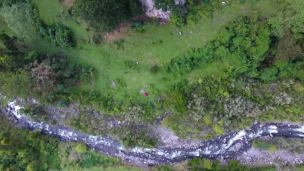 Vista Aérea Del Río Con Tienda Para Acampar Con Naturaleza — Vídeo de stock