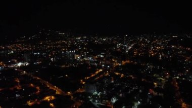 Gece ibague tolima şehrinin birçok ışık ve renkle hava görüntüsü.