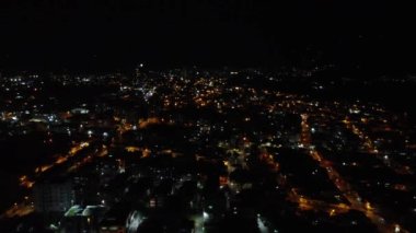 Gece ibague tolima şehrinin birçok ışık ve renkle hava görüntüsü.