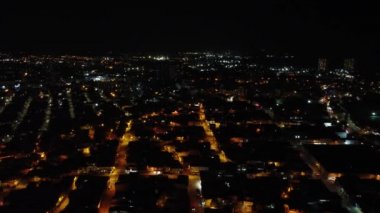 Gece ibague tolima şehrinin birçok ışık ve renkle hava görüntüsü.