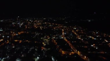 Gece ibague tolima şehrinin birçok ışık ve renkle hava görüntüsü.