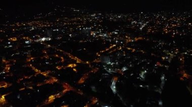Gece ibague tolima şehrinin birçok ışık ve renkle hava görüntüsü.