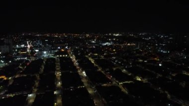 Gece ibague tolima şehrinin birçok ışık ve renkle hava görüntüsü.