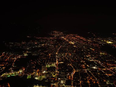 Gece ibague şehrinin havadan görünüşü. Bir sürü ışık ve seçici bir odak ile.