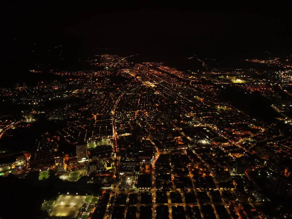 Gece ibague şehrinin havadan görünüşü. Bir sürü ışık ve seçici bir odak ile.