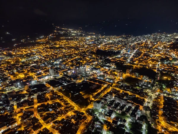 Gece ibague şehrinin havadan görünüşü. Bir sürü ışık ve seçici bir odak ile.