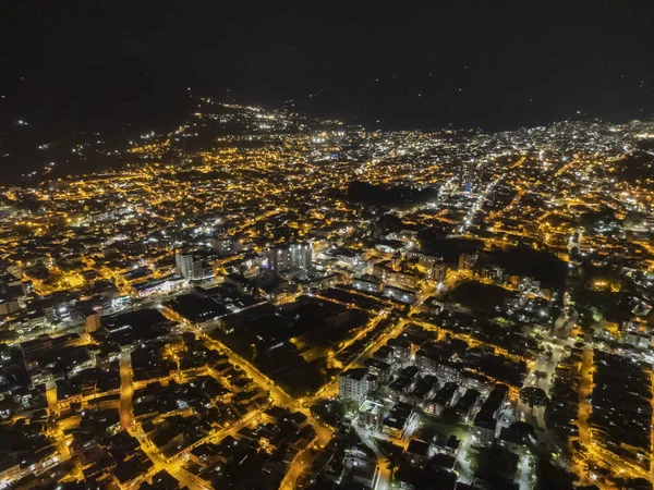 Gece ibague şehrinin havadan görünüşü. Bir sürü ışık ve seçici bir odak ile.