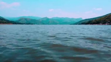 Prado Barajı 'nın havadan görünüşü. Tolima Kolombiya' daki deniz gibi çok su görebilirsiniz. Aile tatilleri su üzerinde.