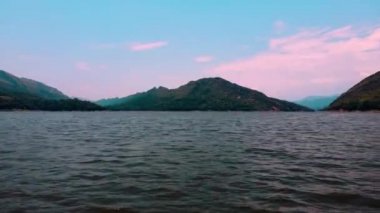 Prado Barajı 'nın havadan görünüşü. Tolima Kolombiya' daki deniz gibi suyun çoğunu görebilirsiniz. Aile tatilinin su üzerindeki konsepti.