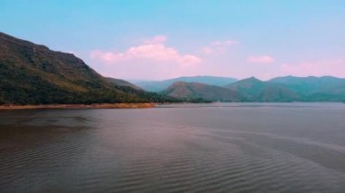Prado Barajı 'nın havadan görünüşü. Tolima Kolombiya' daki deniz gibi birçok su görebilirsiniz. Dünyayı gezme kavramı.