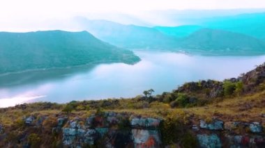 Tolima Kolombiya 'daki güzel Prado barajının Kinematik hava manzarası. Ülkenin iç kesimlerinde. Tatil ya da manzara konsepti