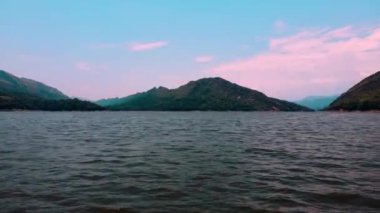 Prado Barajı 'nın havadan görünüşü. Tolima Kolombiya' daki deniz gibi suyun çoğunu görebilirsiniz. Aile tatilinin su üzerindeki konsepti.