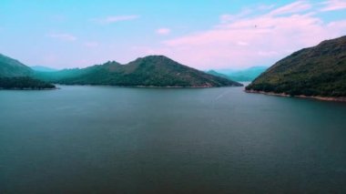 Tolima Kolombiya 'daki güzel Prado barajının Kinematik hava manzarası. Ülkenin iç kesimlerinde. tatil kavramı.